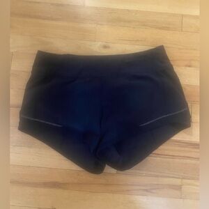 Lulu lemon black size 8 shorts. Back little zipper. Amazing !!